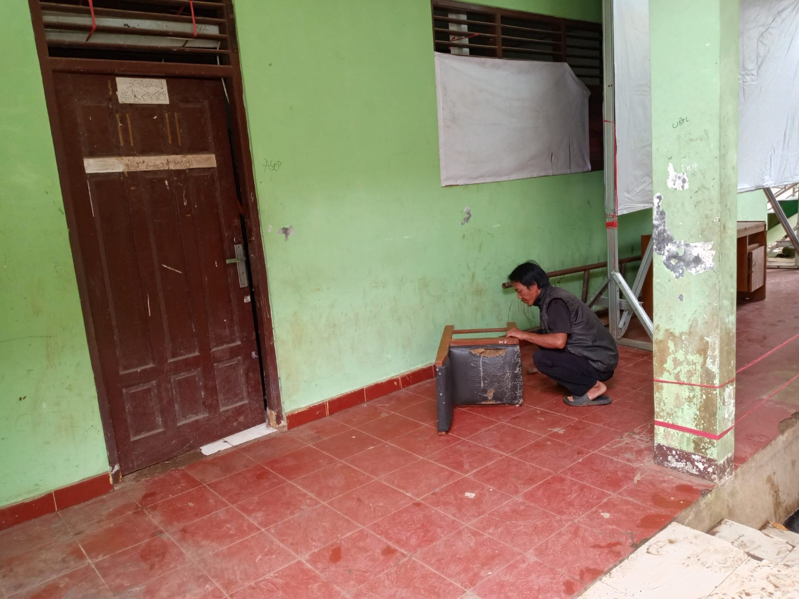 Tim Teknisi Kebersihan MAN 2 Bogor Sigap Perbaiki Kursi Demi Kenyamanan Belajar