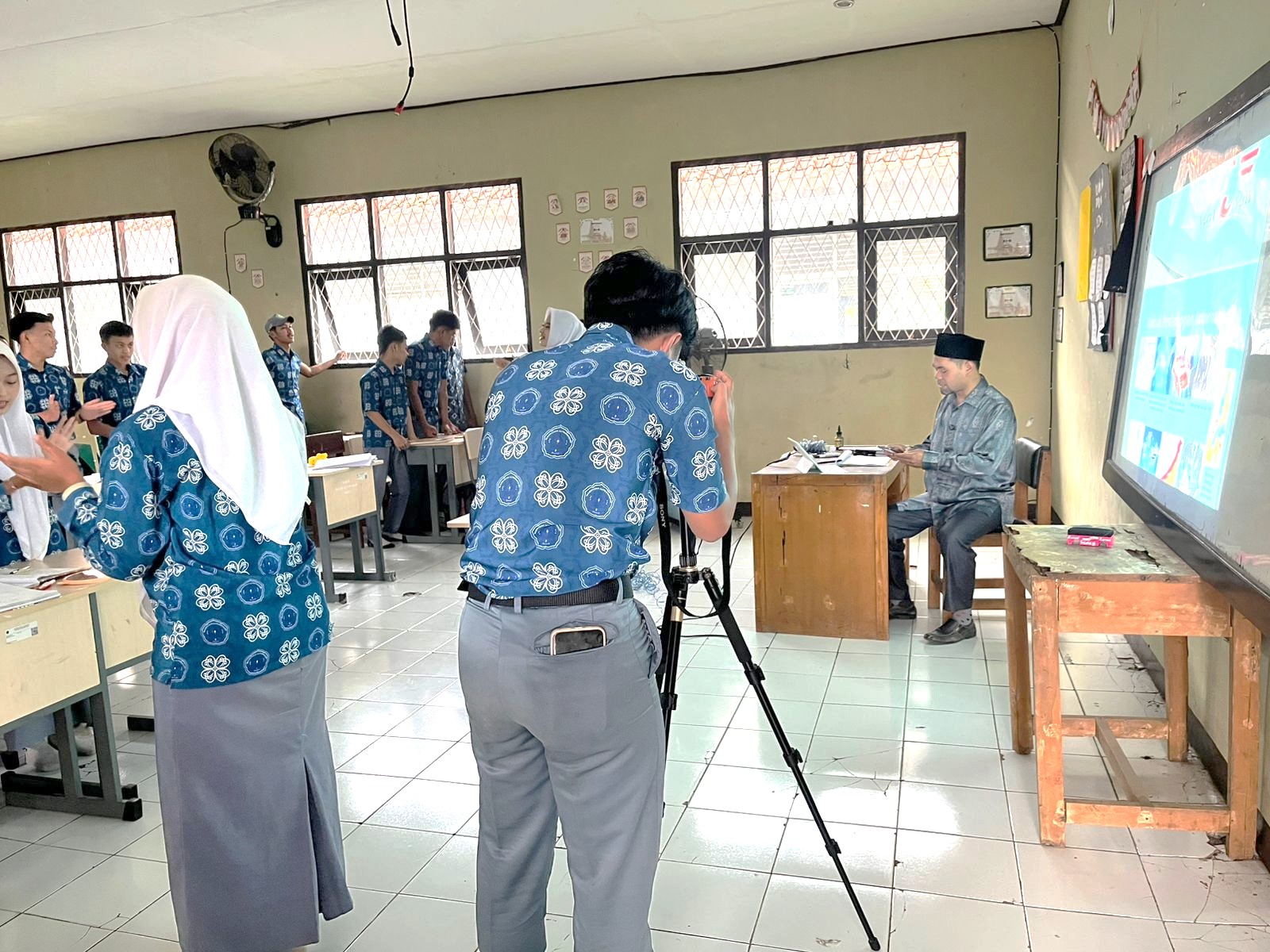 Menata Kenangan kelas XII, Tim Multimedia Bantun Pembuatan Video Angkatan di Kelas XII G
