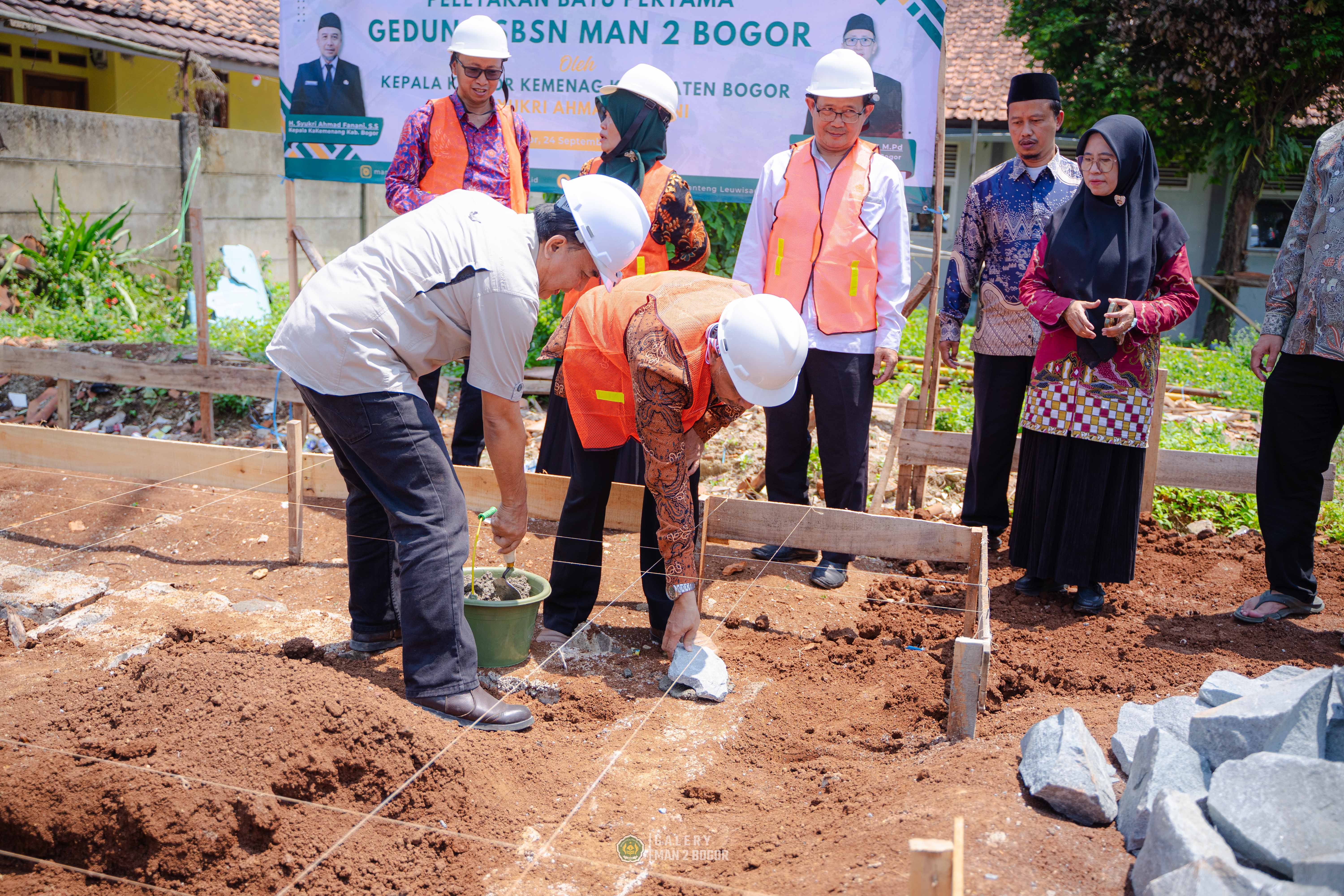 Peletakan Batu Pertama Pembangunan Gedung SBSN MAN 2 Bogor oleh Kepala Kemenag Kabupaten Bogor
