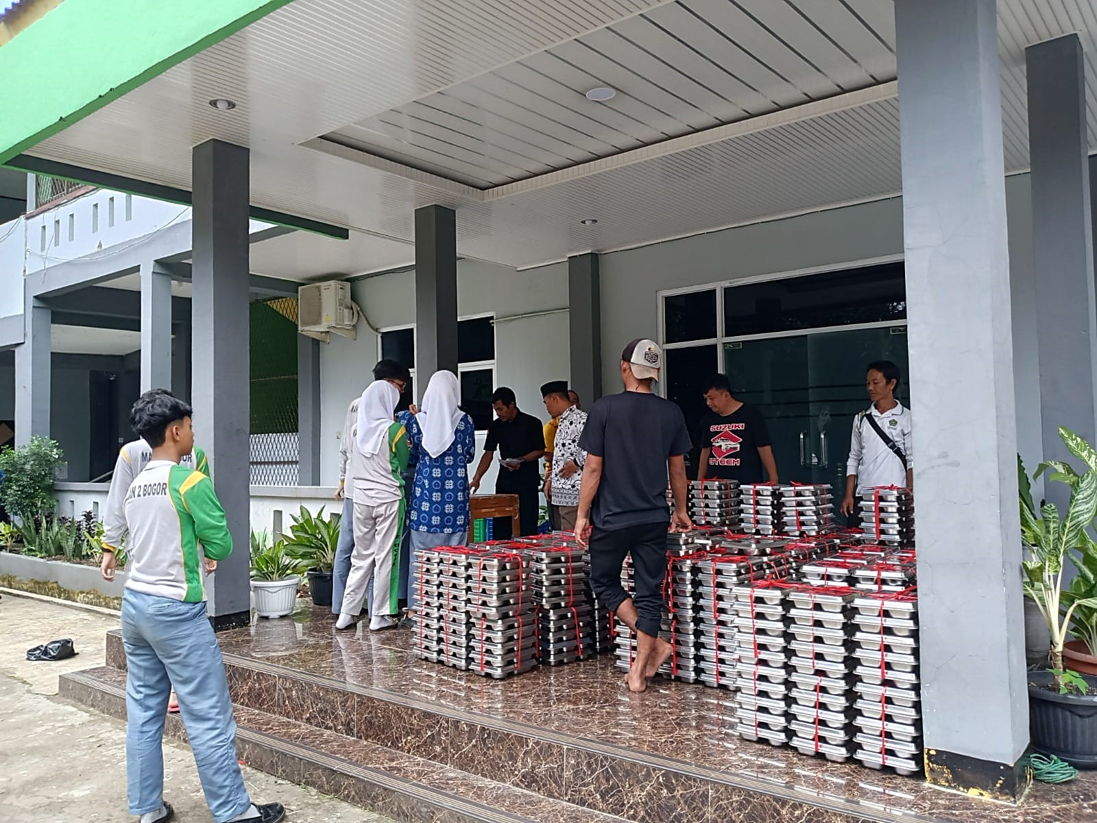 Pembagian MBG kepada Siswa MAN 2 Bogor Berjalan Lancar dan Tertib