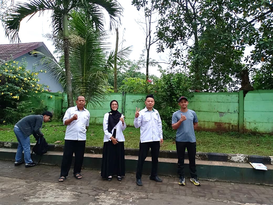 Menyambut Siswa di Gerbang MAN 2 Bogor Meski Pagi Sedikit Mendung