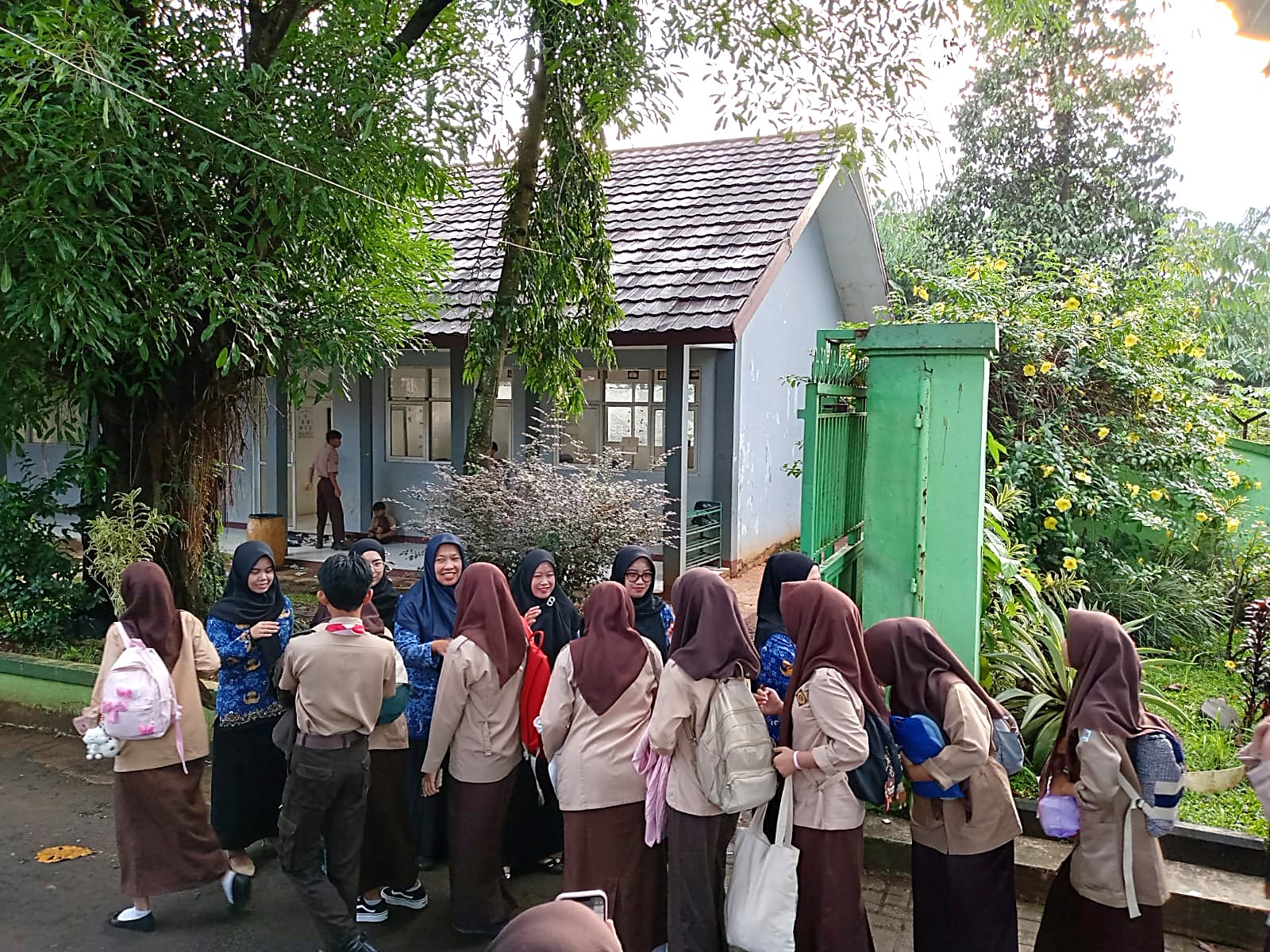 Penyambutan Siswa MAN 2 Bogor di Gerbang Sekolah oleh Guru Piket, OSIS, dan MPK
