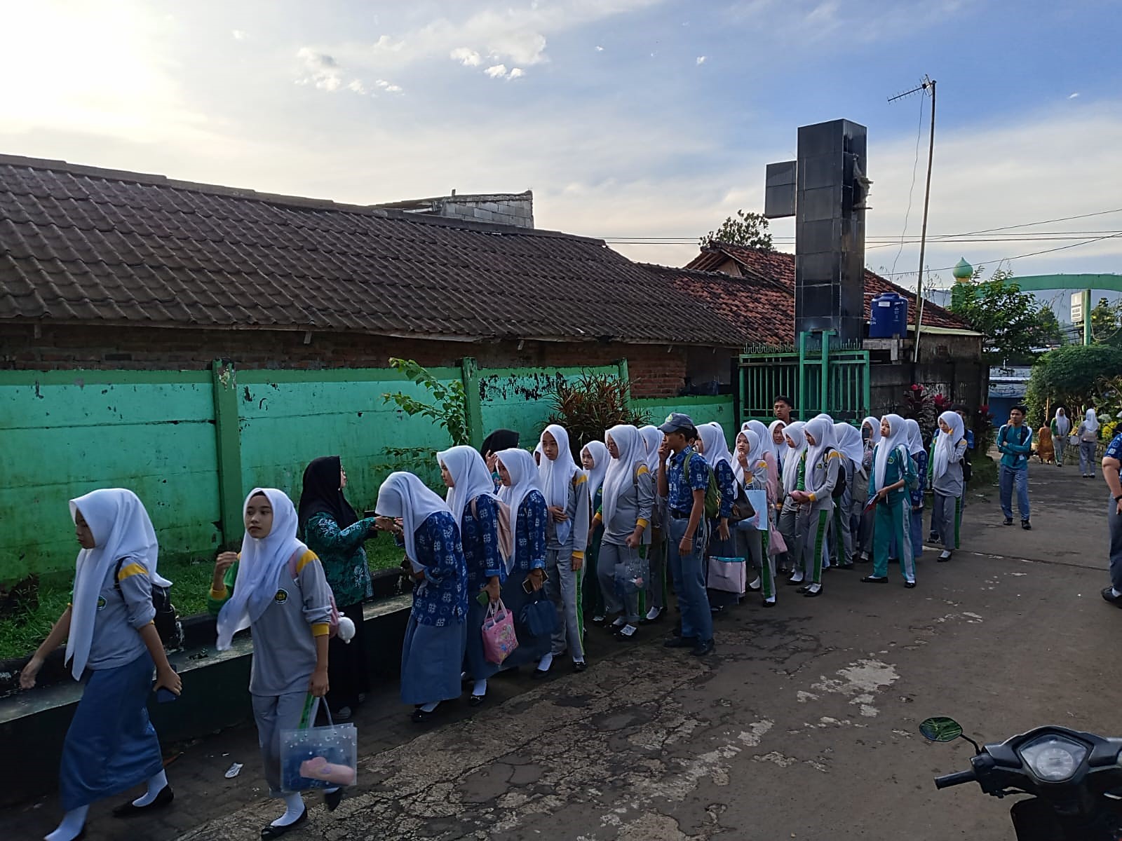 Gerbang Pagi yang Menyapa MAN 2 Bogor menjadi awal cerita tentang harapan