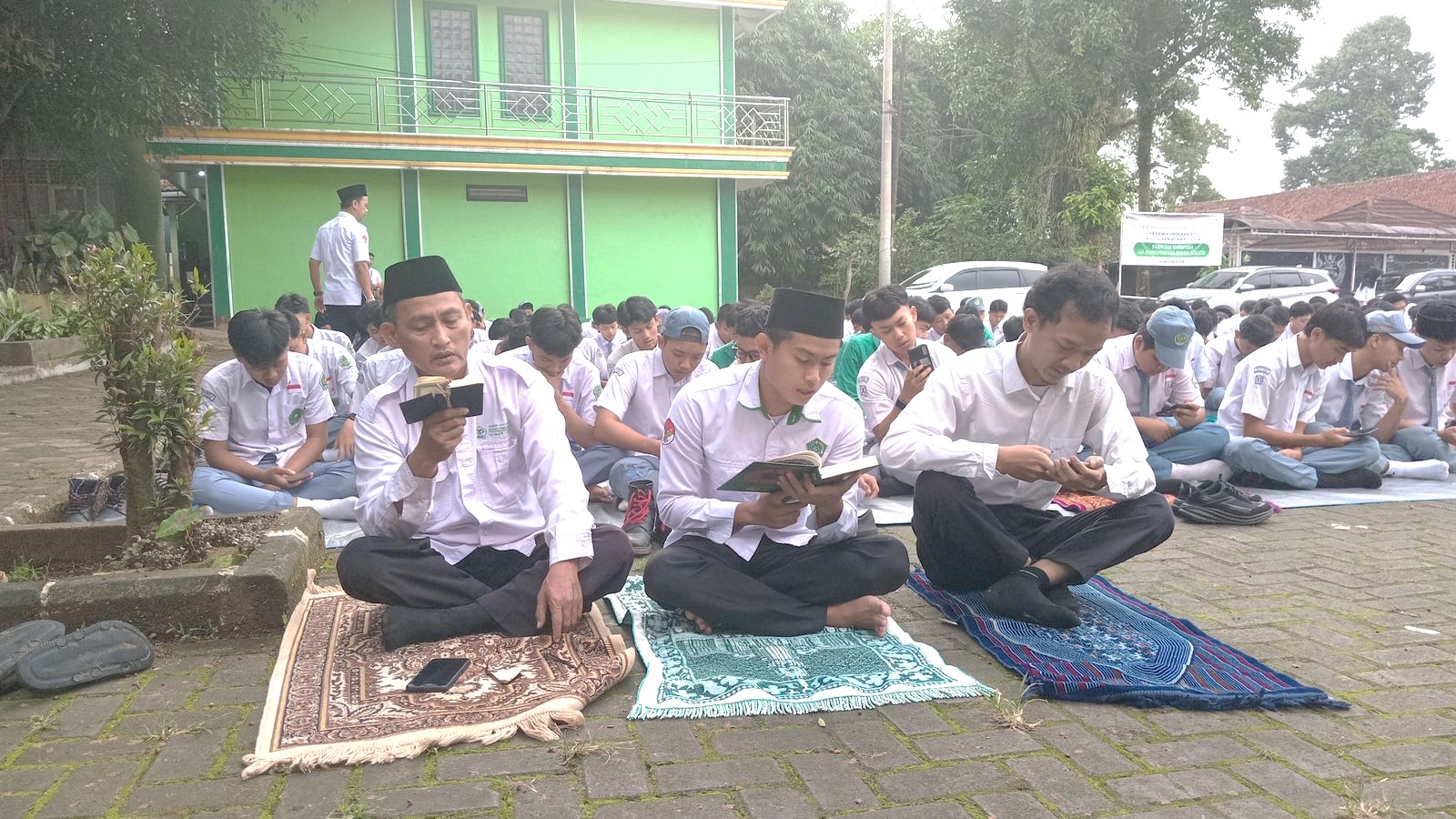 Seluruh Civitas Akademika MAN 2 Bogor Peringati Nisfu Sya\\