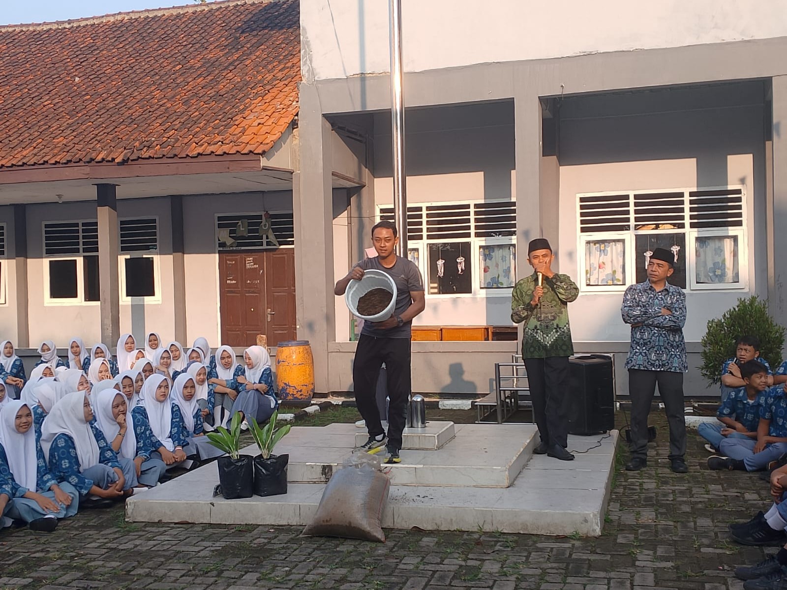 MAN 2 Bogor Giatkan Kokurikuler RAHAJA: Pelestarian Lingkungan Lewat Penanaman Tanaman Hias