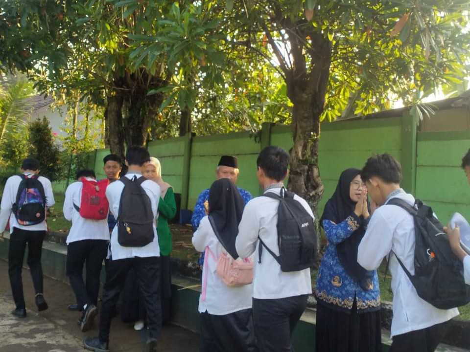 Hangat dan Penuh Semangat, Dewan Guru MAN 2 Bogor Sambut Kedatangan Siswa di Gerbang Madrasah