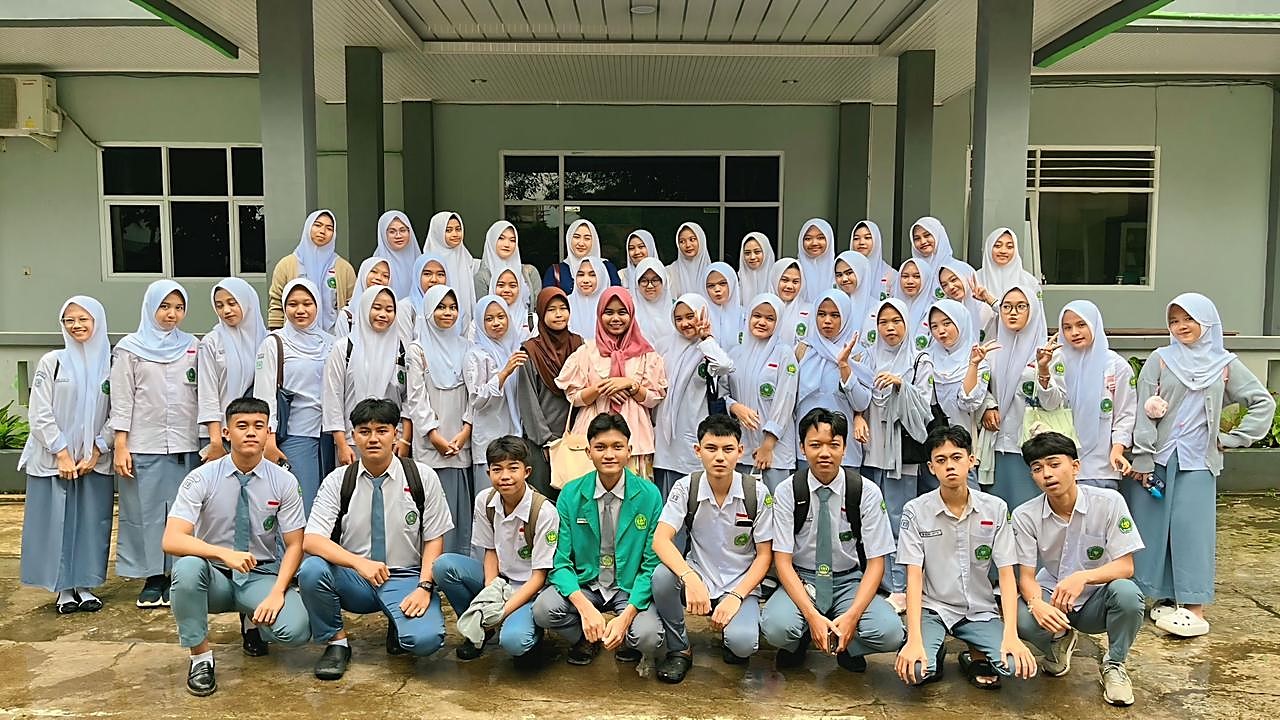 Setelah Menyelesaikan Pendaftara SNBP, Siswa Foto Bersama di Tengah Gerimis