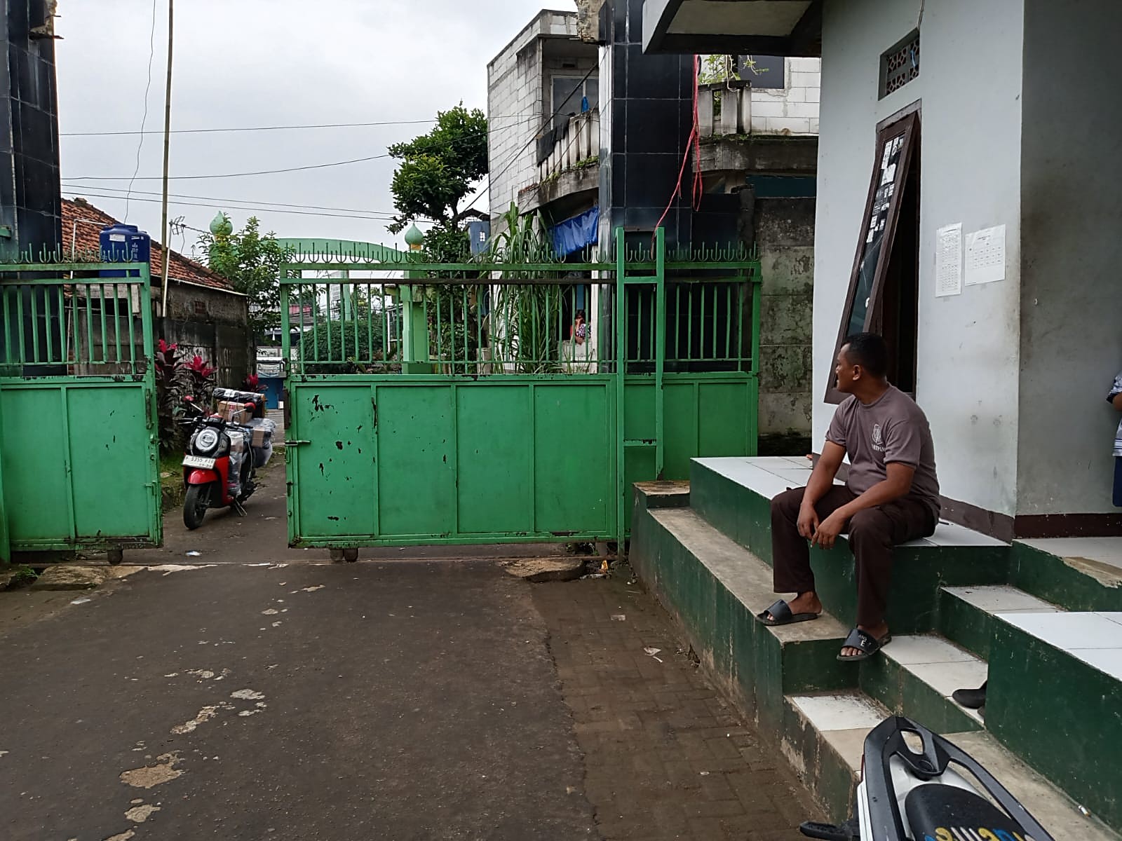 Satpam MAN 2 Bogor tetap sigap menjaga gerbang