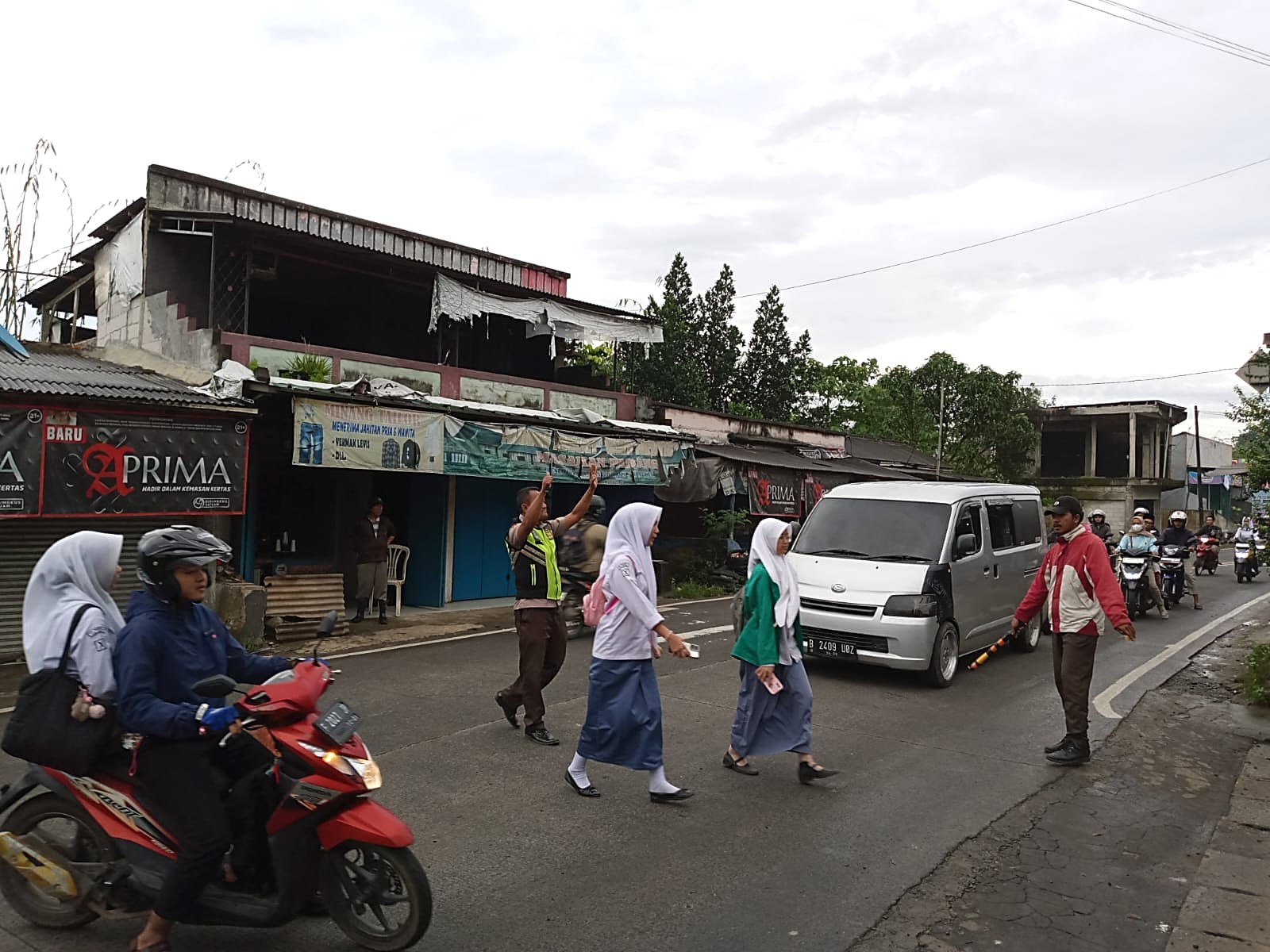 Satpam MAN 2 Bogor Menyebrangkan Siswa pada Awal Masuk Ramadhan