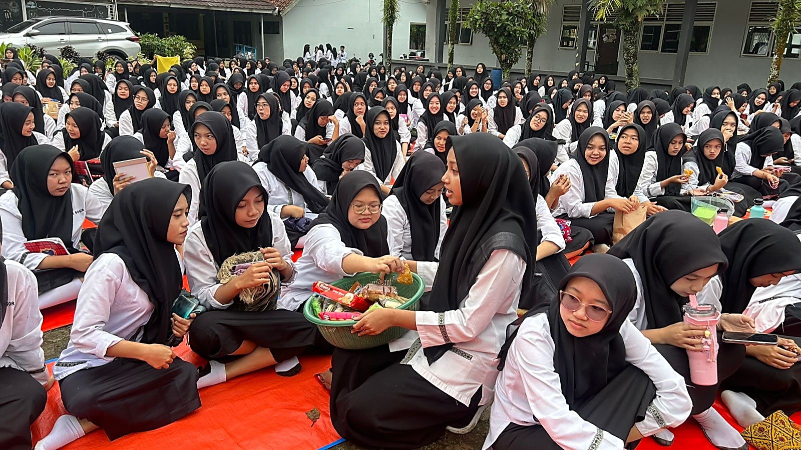 Jumat Berkah dengan Berbagi Makanan Bersama Siswa MAN 2 Bogor Usai Sholat Duha dan Tausiah