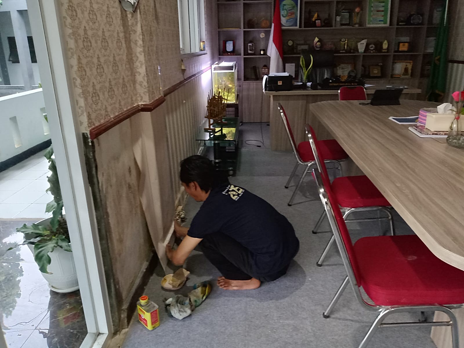 Teknisi Kerumahtanggaan MAN 2 Bogor Perbaiki Stiker Ruang Kepala Madrasah