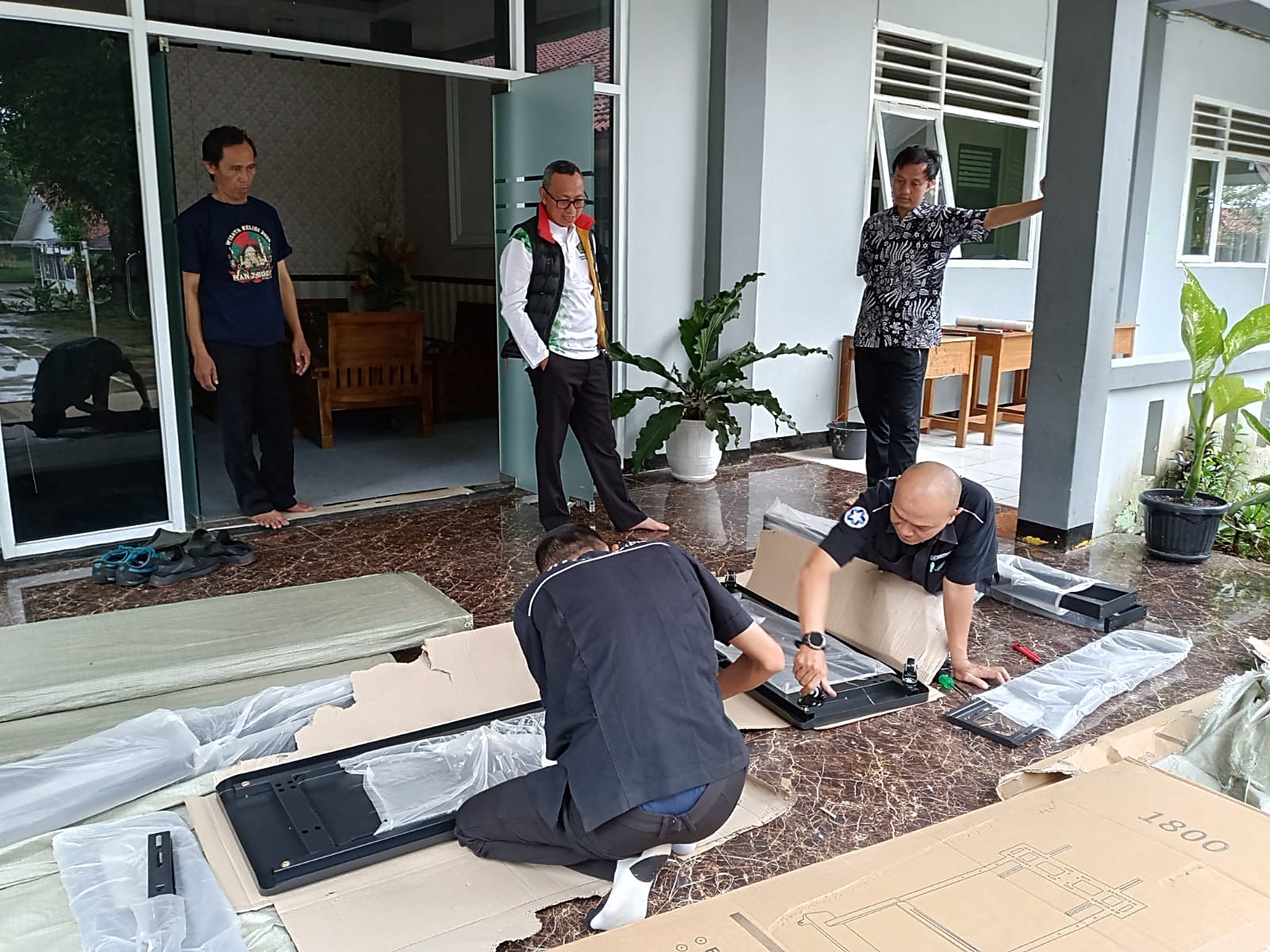 Teknisi Pemasangan Rangka Dudukan TV Rakindo di MAN 2 Bogor