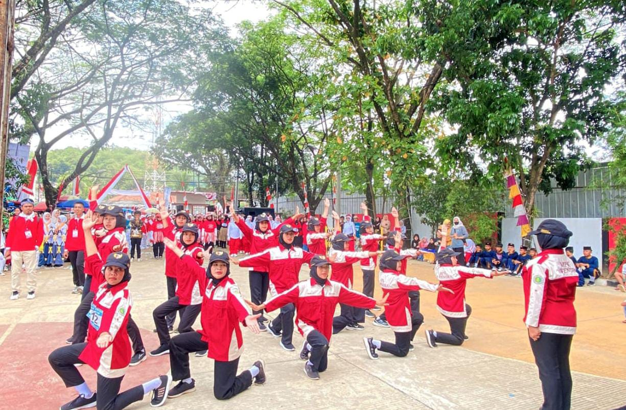 MAN 2 Bogor Ikuti Lomba Gerak Jalan HUT RI ke-80 di Kecamatan Leuwisadeng