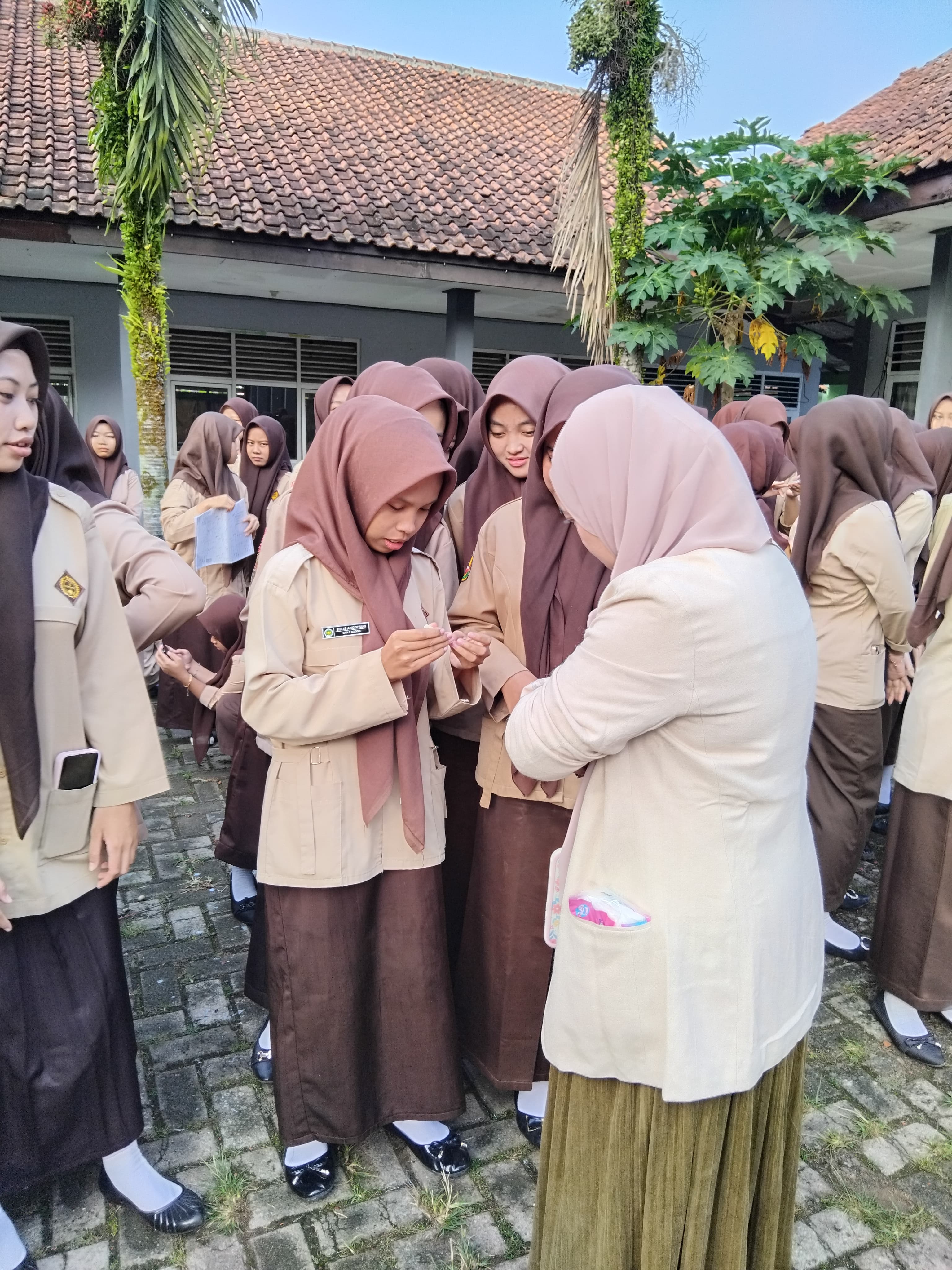 MAN 2 Bogor Laksanakan Kegiatan Kokurikuler ``Kamis Bersih``: Tanamkan Pentingnya Menjaga Kebersihan