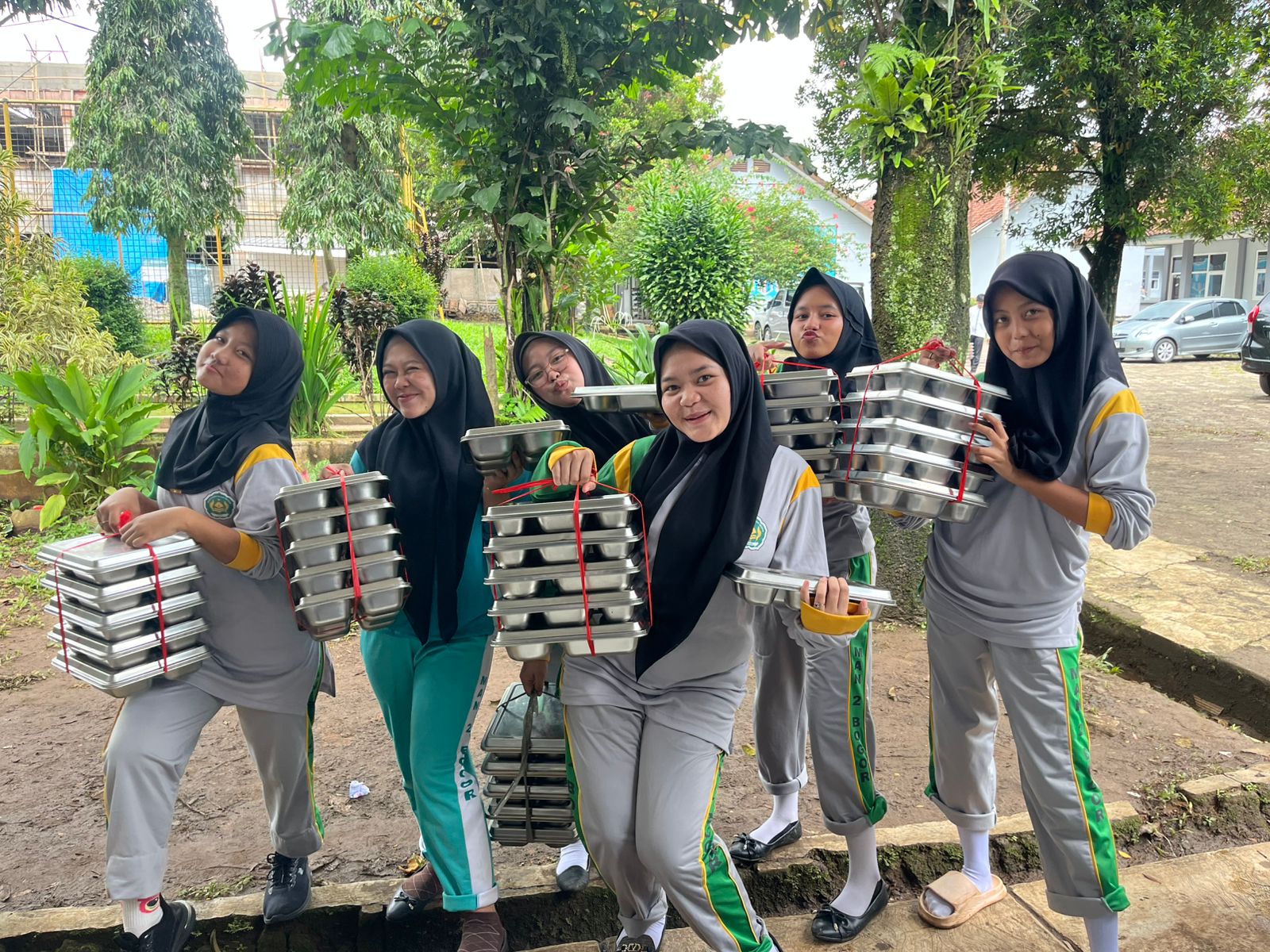 MAN 2 Bogor Salurkan Makan Bergizi Gratis (MBG) Jumat, Disambut Antusias Siswa