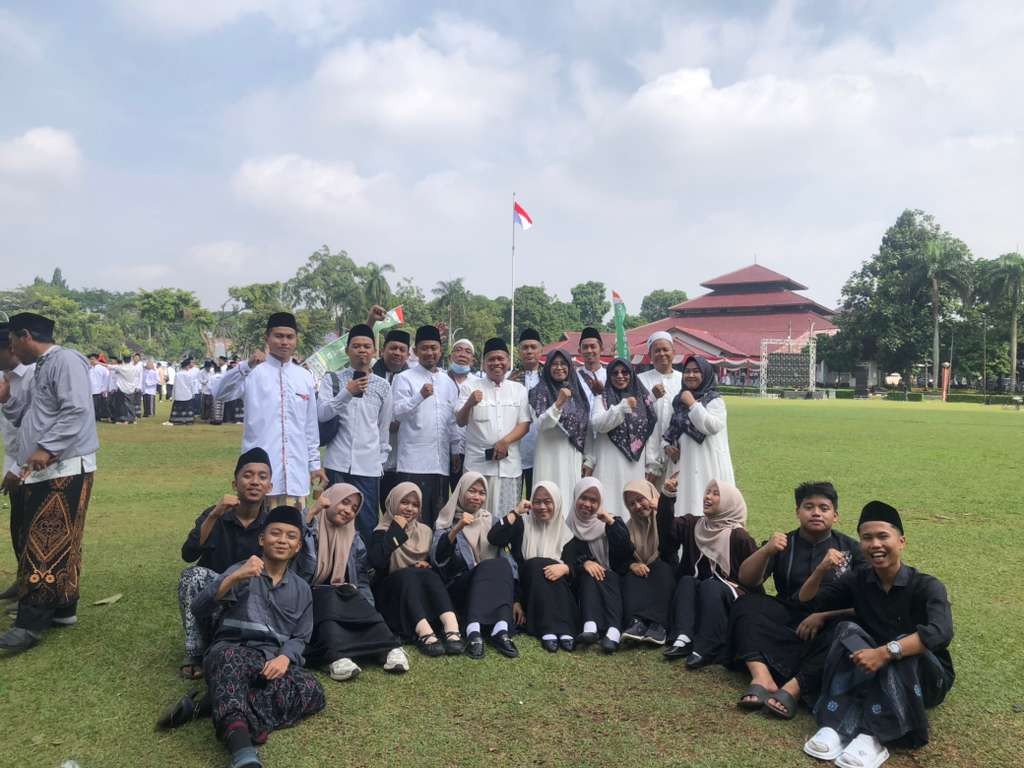 Semangat Santri, Jiwa Negeri: MAN 2 Bogor Hadir di Upacara Hari Santri Nasional 2025 di Lapangan Teg