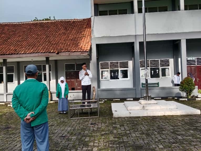 Senin Tertib di MAN 2 Bogor: Siswa Ikuti Upacara Bendera Rutin dengan Khidmat
