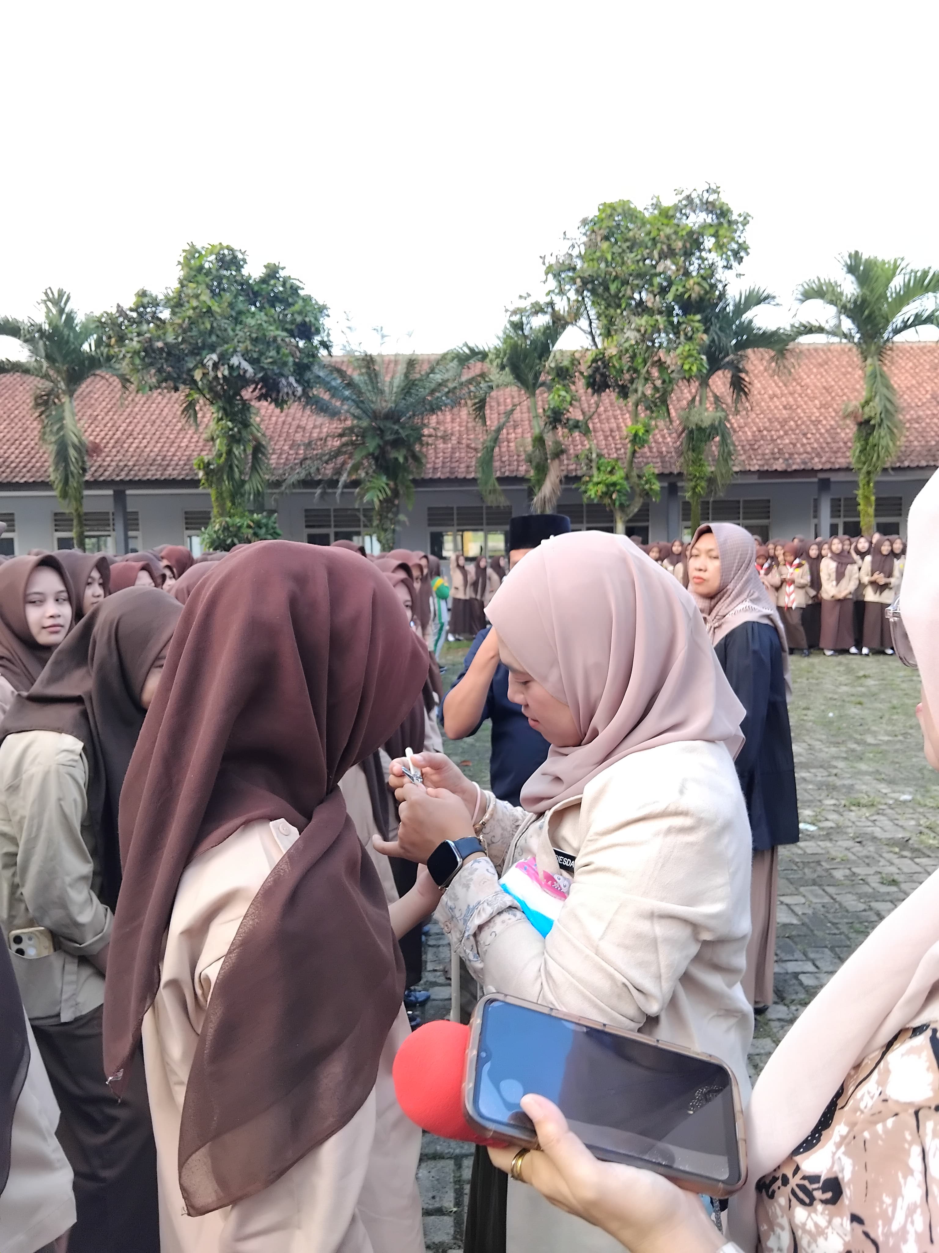 Kegiatan Kokurikuler MAN 2 Bogor KASIH (Kamis Bersih)
