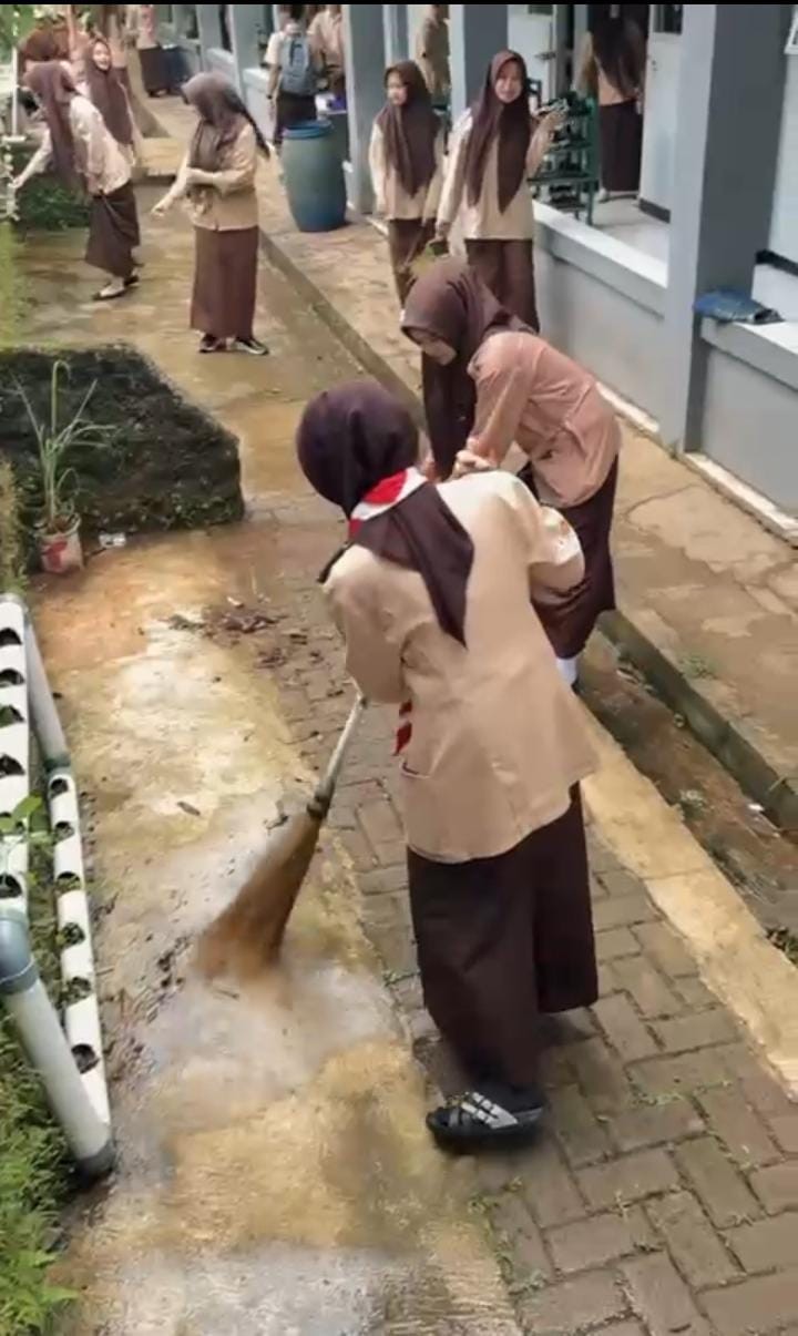 Kamis Bersih di MAN 2 Bogor: Siswa Kelas X-XII Terlibat Penuh dalam Kegiatan KASIH