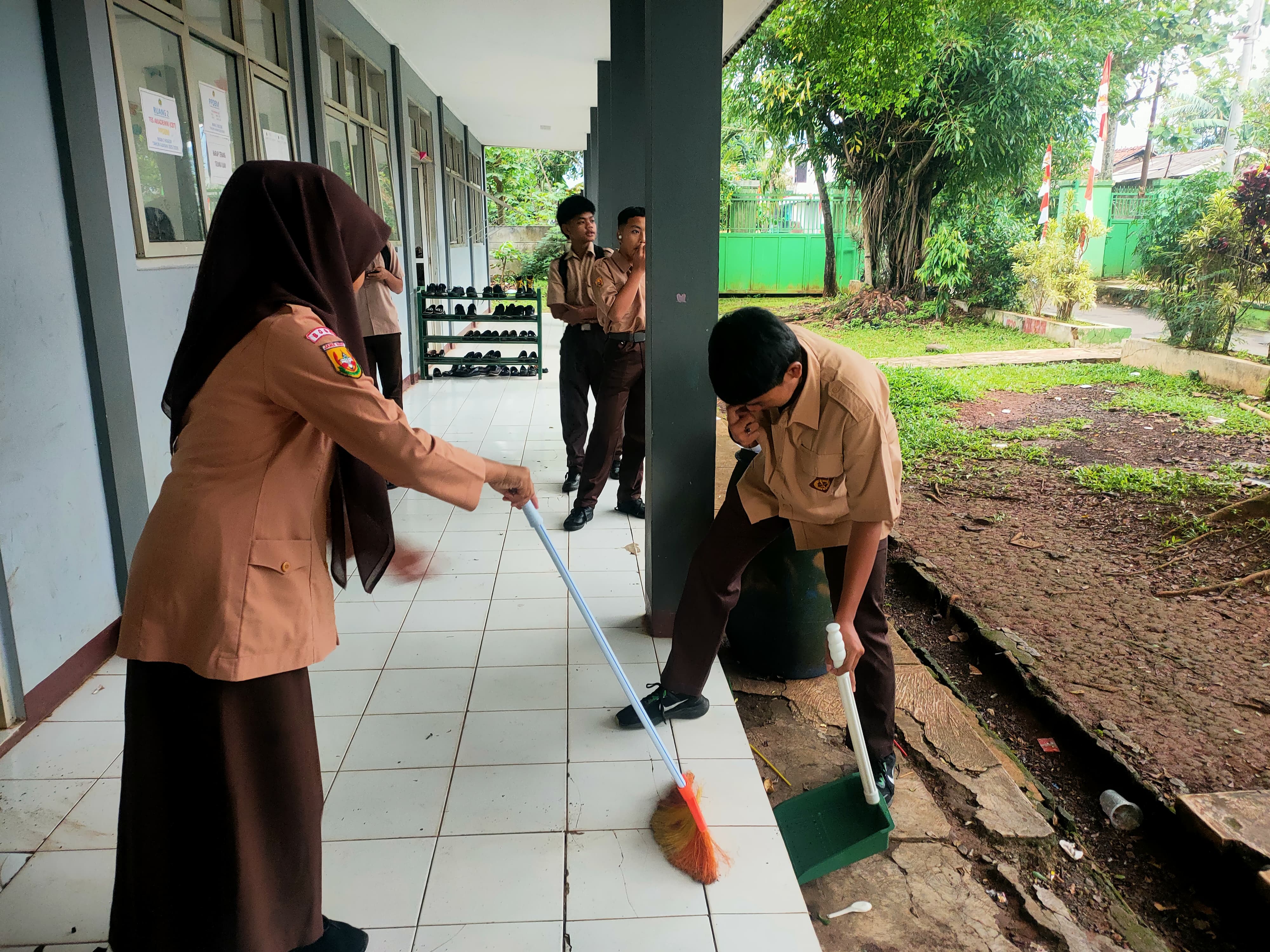 MAN 2 Bogor Gencarkan Program KASIH: Bentuk Karakter Siswa Lewat Aksi Kamis Bersih