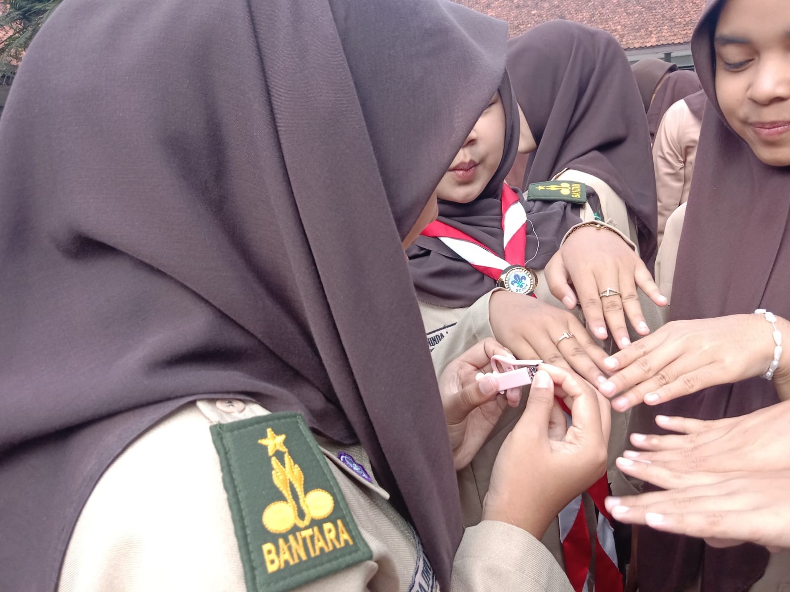 Disiplin dan Bersih, MAN 2 Bogor Laksanakan Kegiatan KASIH (Kamis Bersih) Serentak