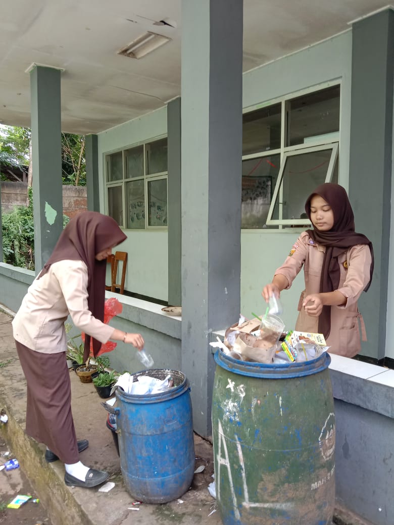 Program KASIH MAN 2 Bogor: Edukasi Kebersihan dan Pemilahan Sampah