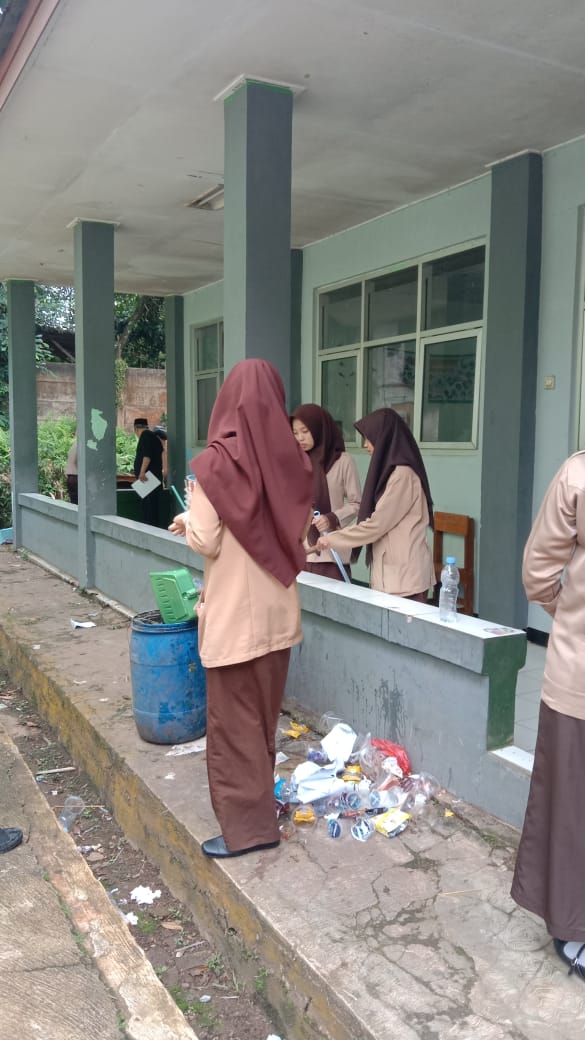 Wujudkan Madrasah Bersih dan Nyaman, MAN 2 Bogor Laksanakan Kokurikuler KASIH (Kamis Bersih)