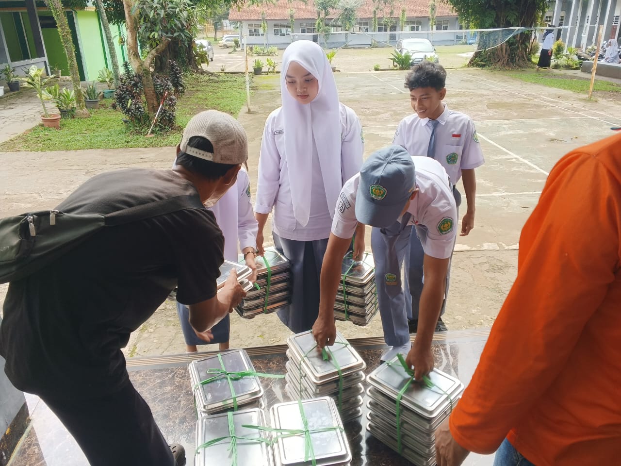 MAN 2 Bogor Laksanakan Pembagian Makanan Bergizi (MBG) untuk Dukung Kesehatan dan Semangat Belajar