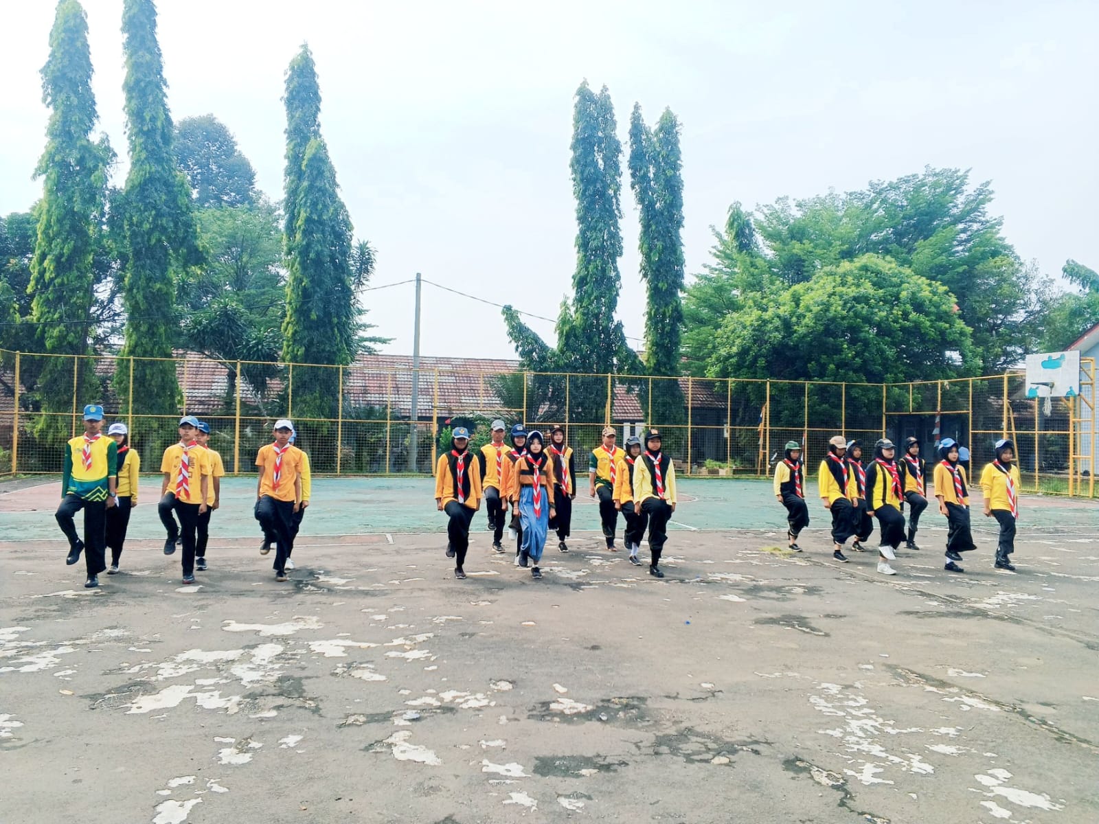Pasukan Pengibar Pramuka (Paspika) Kwartir Ranting Leuwisadeng Gelar Latihan di MAN 2 Bogor