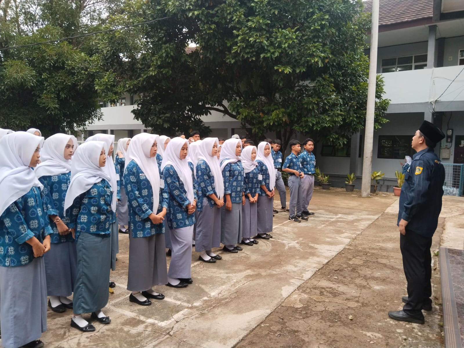 Hari Pertama TKA Gelombang 2, Wakil Kepala Bidang Kurikulum MAN 2 Bogor Beri Pengarahan dan Motivasi