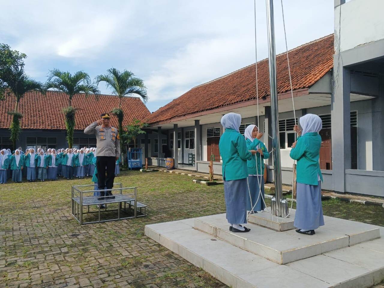Sinergi Pendidikan dan Kepolisian, Kapolsek Leuwiliang-Leuwisadeng Pimpin Upacara di MAN 2 Bogor