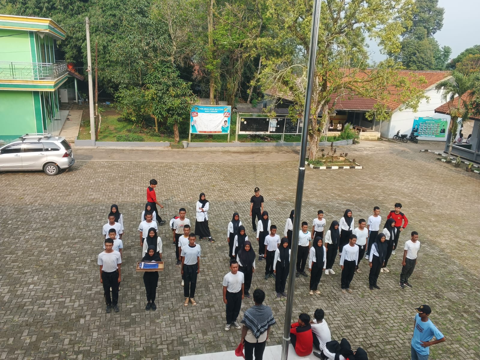 Pasukan Pengibar Bendera Kecamatan Leuwisadeng Gelar Latihan di MAN 2 Bogor