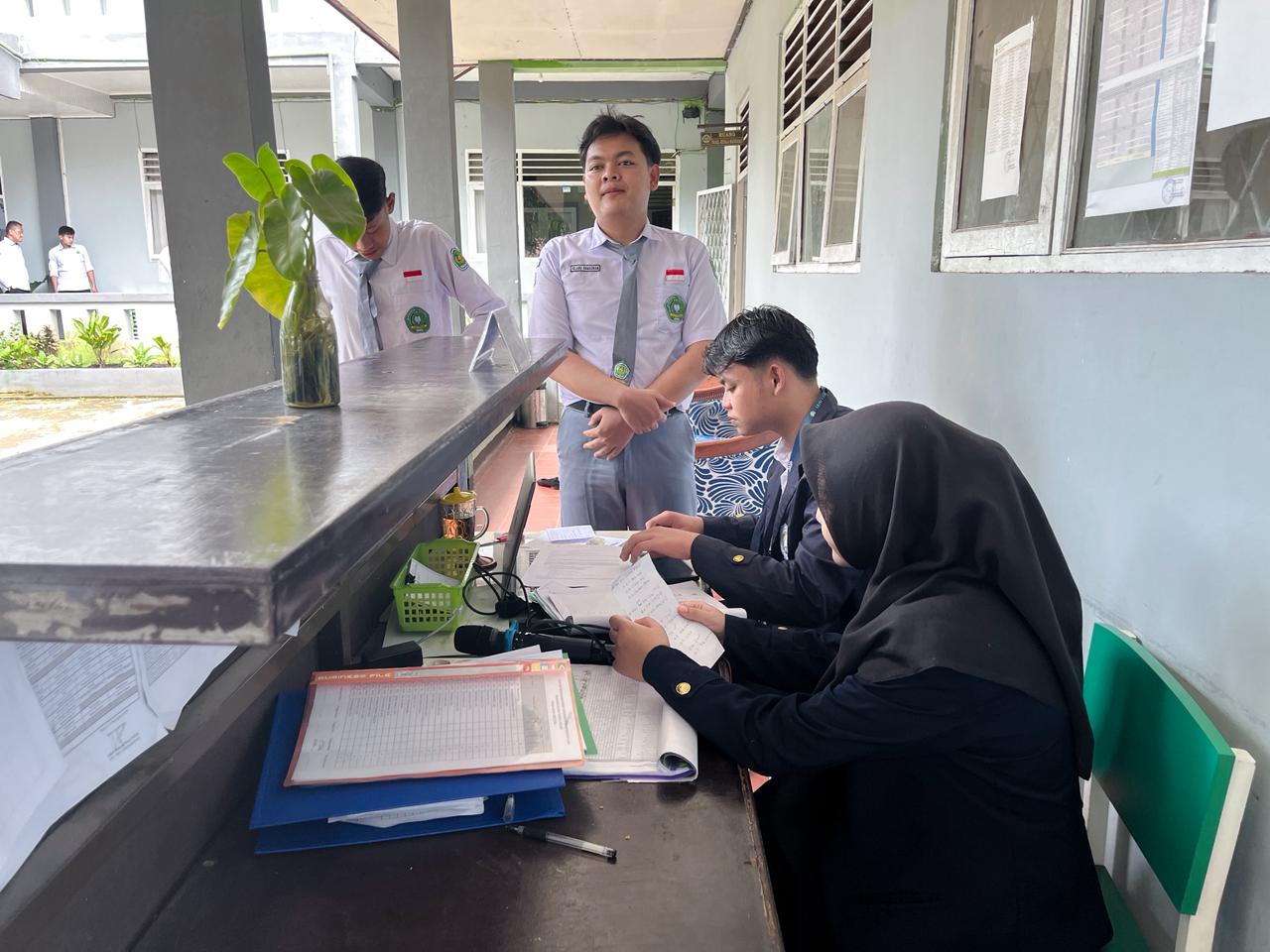 Peserta PPL IAI Nasional Laa Roiba Aktif Dukung Ketertiban MAN 2 Bogor melalui Tugas Guru Piket