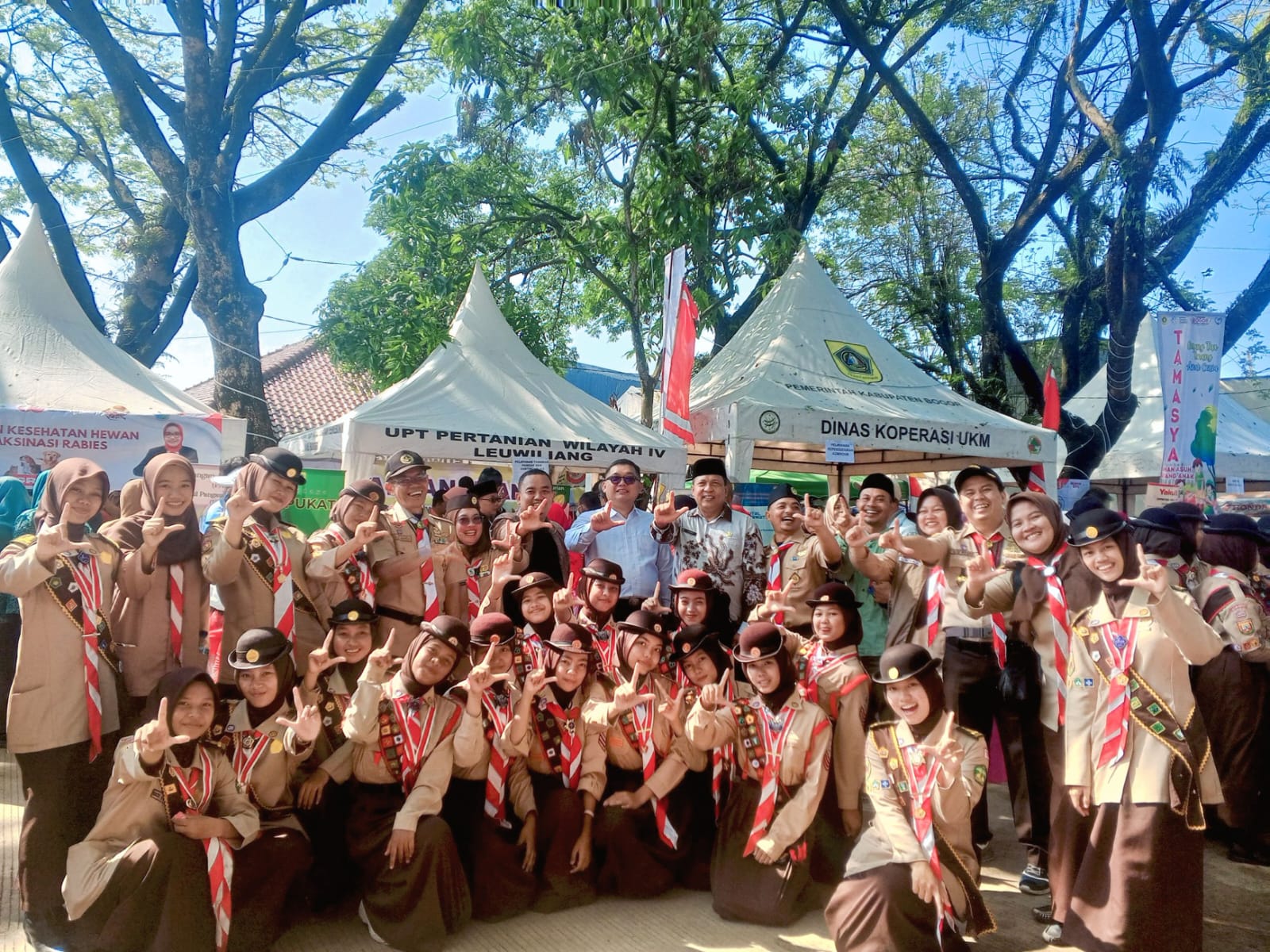 Pramuka Garuda MAN 2 Bogor Hadir dalam Penyambutan Kunjungan Kerja Bupati dan Peresmian Gedung Baru 