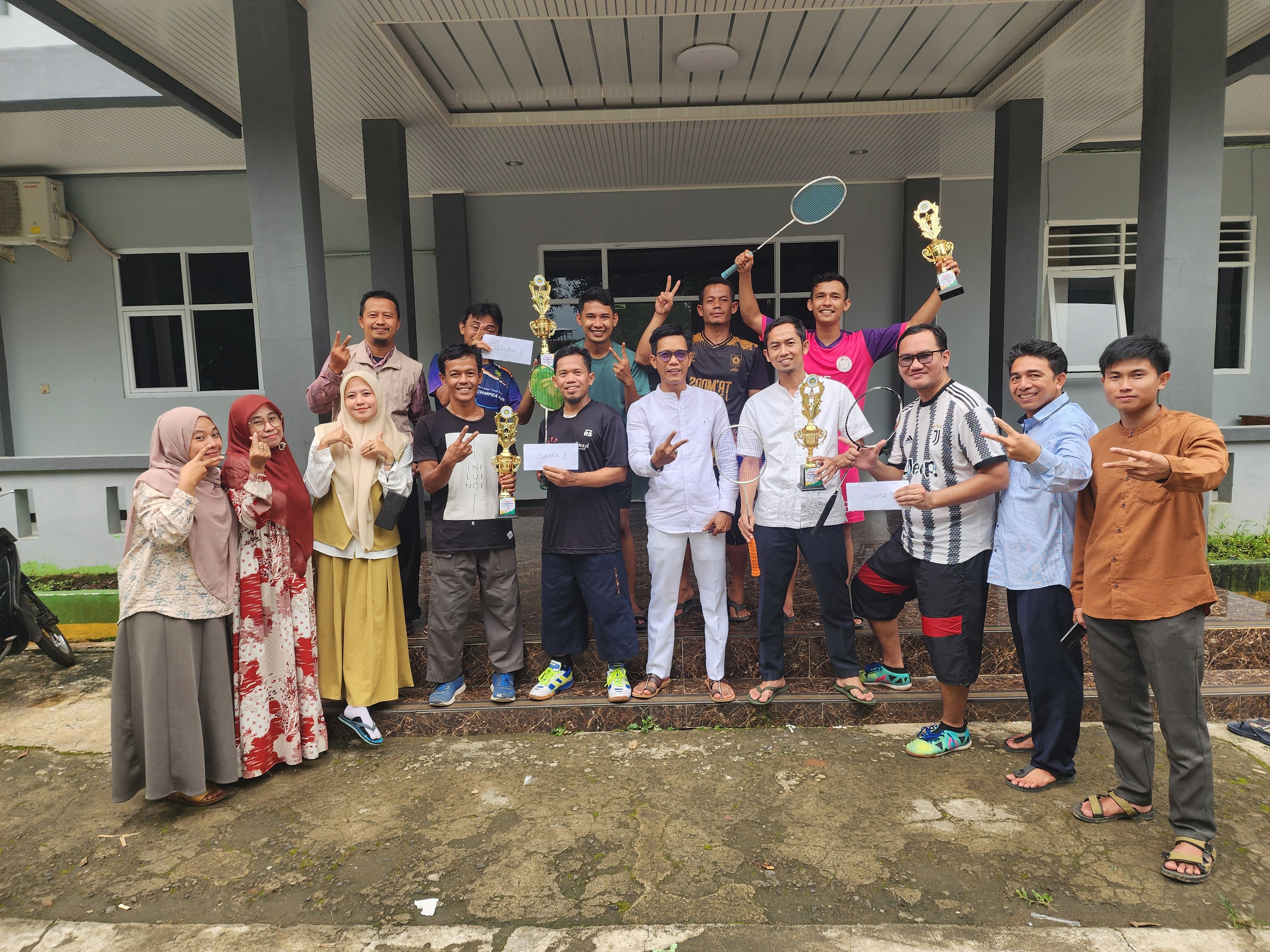MAN 2 Bogor Gelar Turnamen Badminton Antar Guru dan Staf TU