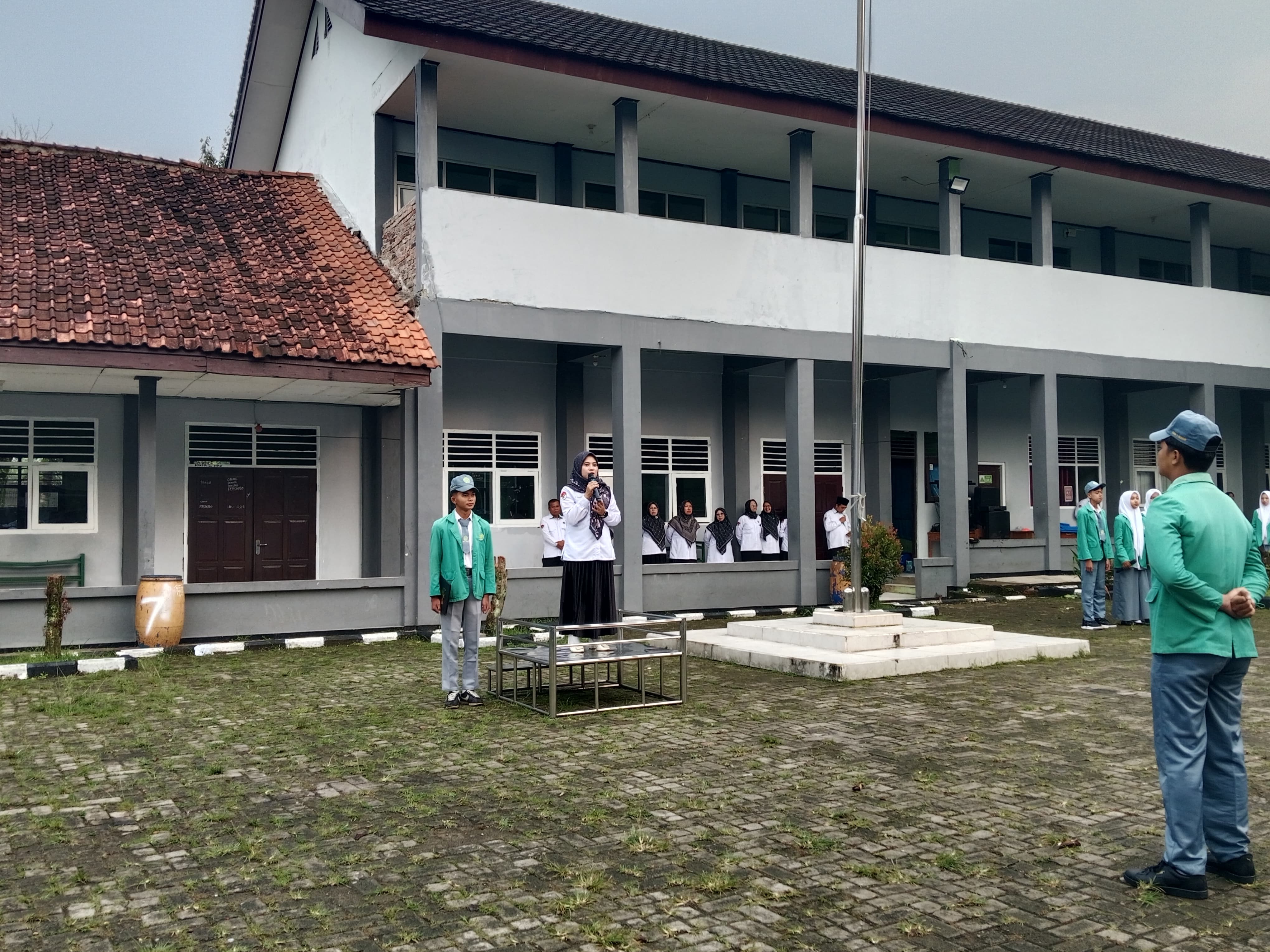 Upacara Senin di MAN 2 Bogor Angkat Pesan Buku Better Than Before: Berani Berubah Jadi Lebih Baik