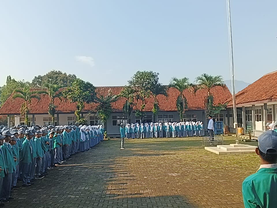 Upacara Bendera Hari Senin, 6 Oktober 2025: Bapak Ahmad Satiri, S.EI. ``Kunci Kesuksesan``
